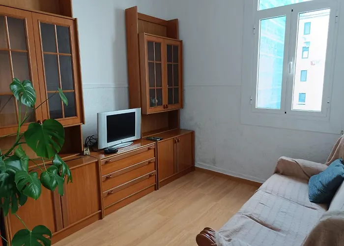 Piso Antiguo, Muebles Viejos, Muy Sencillo, Alquilado En Invierno A Estudiantes, Sin Ascensor, Cocina Antigua A Gas, Edificio Muy Antiguo