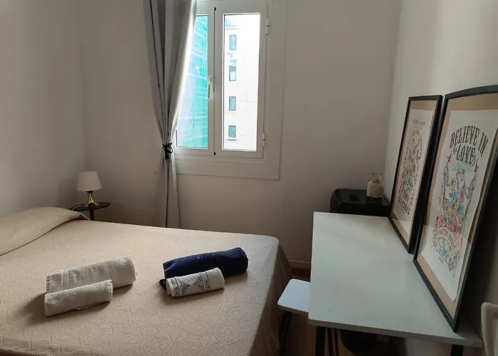 Piso Antiguo, Muebles Viejos, Muy Sencillo, Alquilado En Invierno A Estudiantes, Sin Ascensor, Cocina Antigua A Gas, Edificio Muy Antiguo
