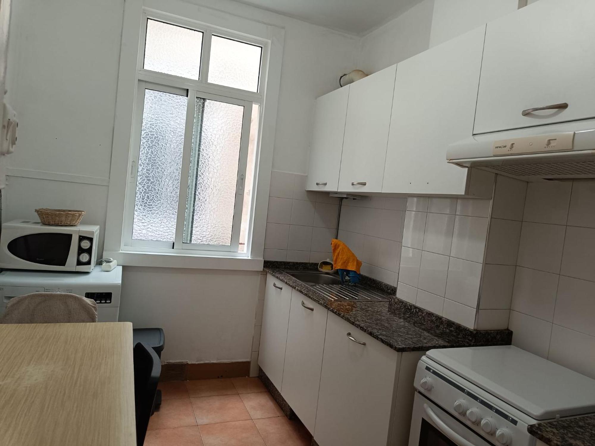 Appartement Piso Antiguo, Muebles Viejos, Muy Sencillo, Alquilado En Invierno A Estudiantes, Sin Ascensor, Cocina Antigua A Gas, Edificio Muy Antiguo A Coruña
